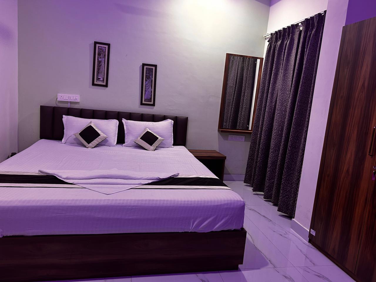 Hotel Pushparaj:100m to the beach. Hear the waves! - Tap to explore photos