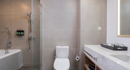 Staybridge Suites Bangkok Thonglor, an IHG hotel Room Type - 1 King Studio Suite Separate Bathtub