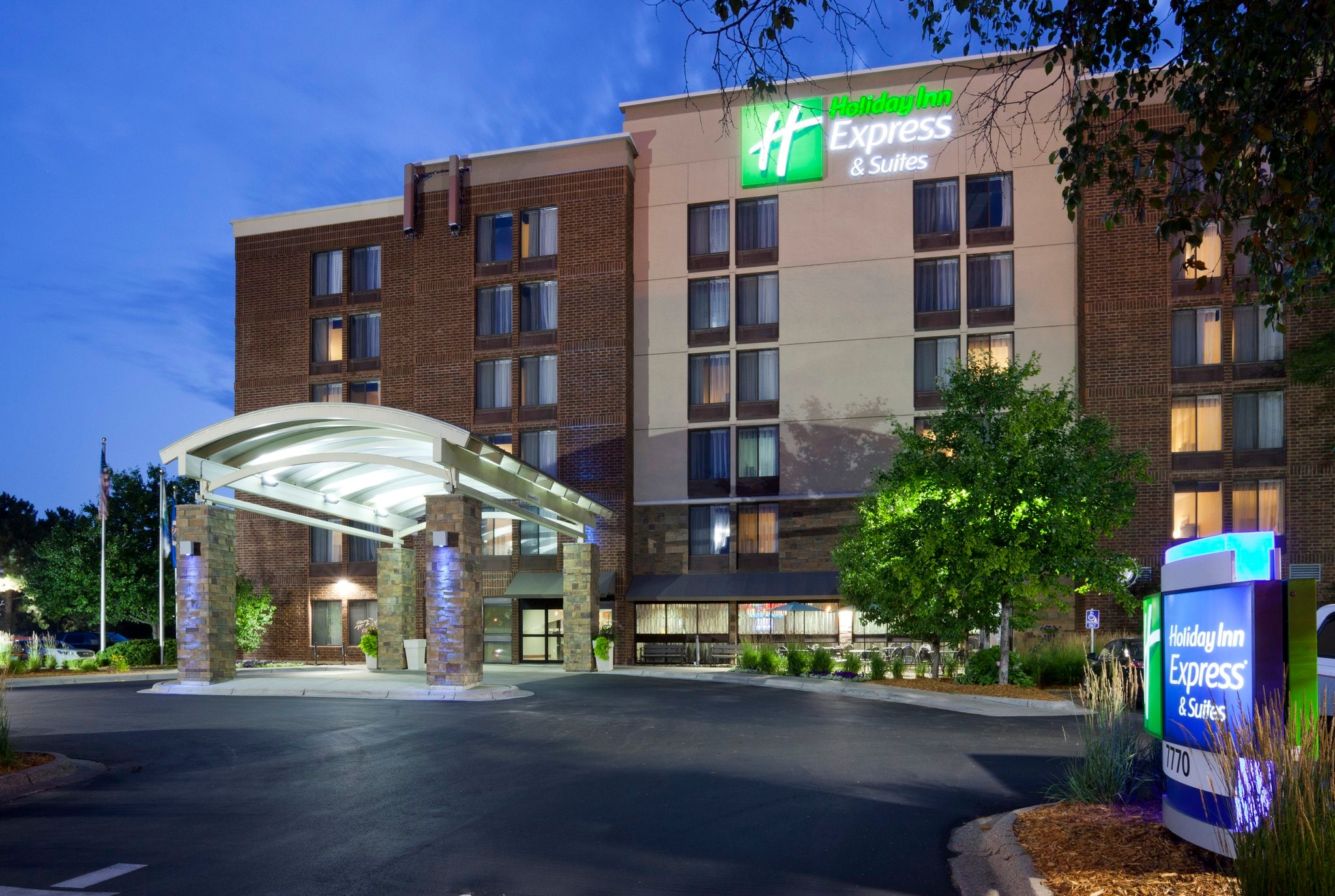 Holiday Inn Express & Suites Bloomington West - Tap to explore photos