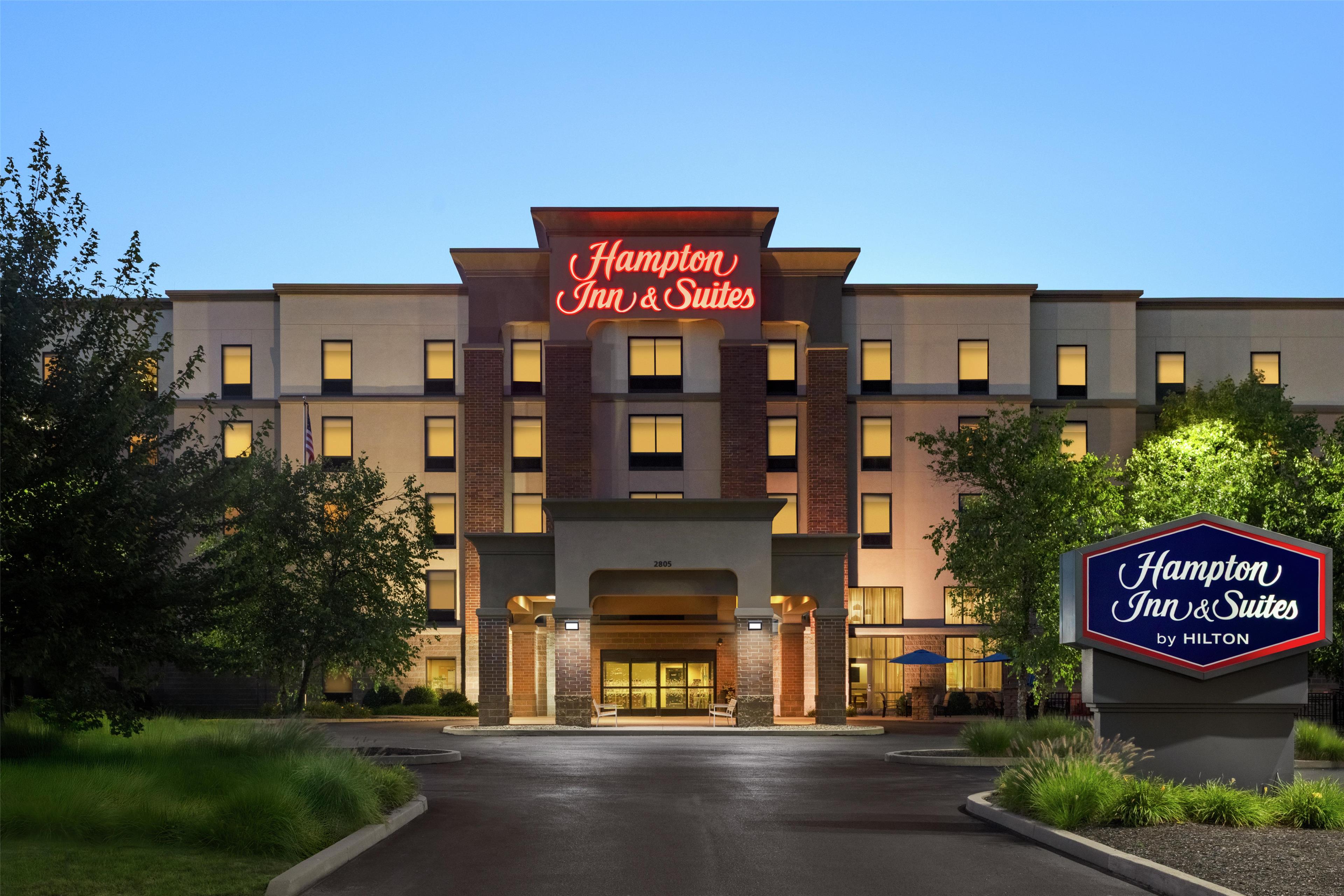 Hampton Inn & Suites by Hilton Pittsburgh/Harmarville - Tap to explore photos