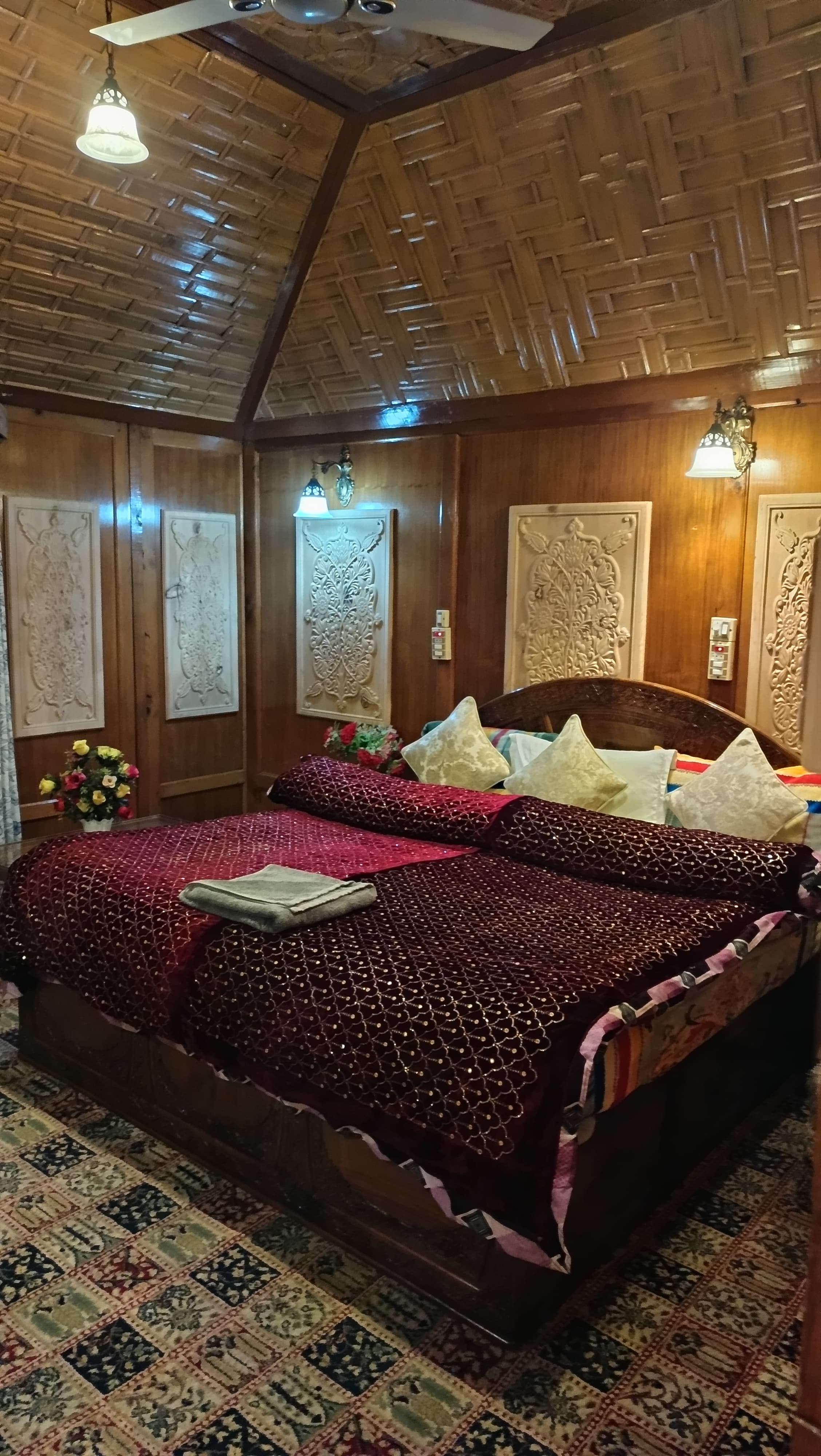 Goona Palace Group of Houseboats - Tap to explore photos