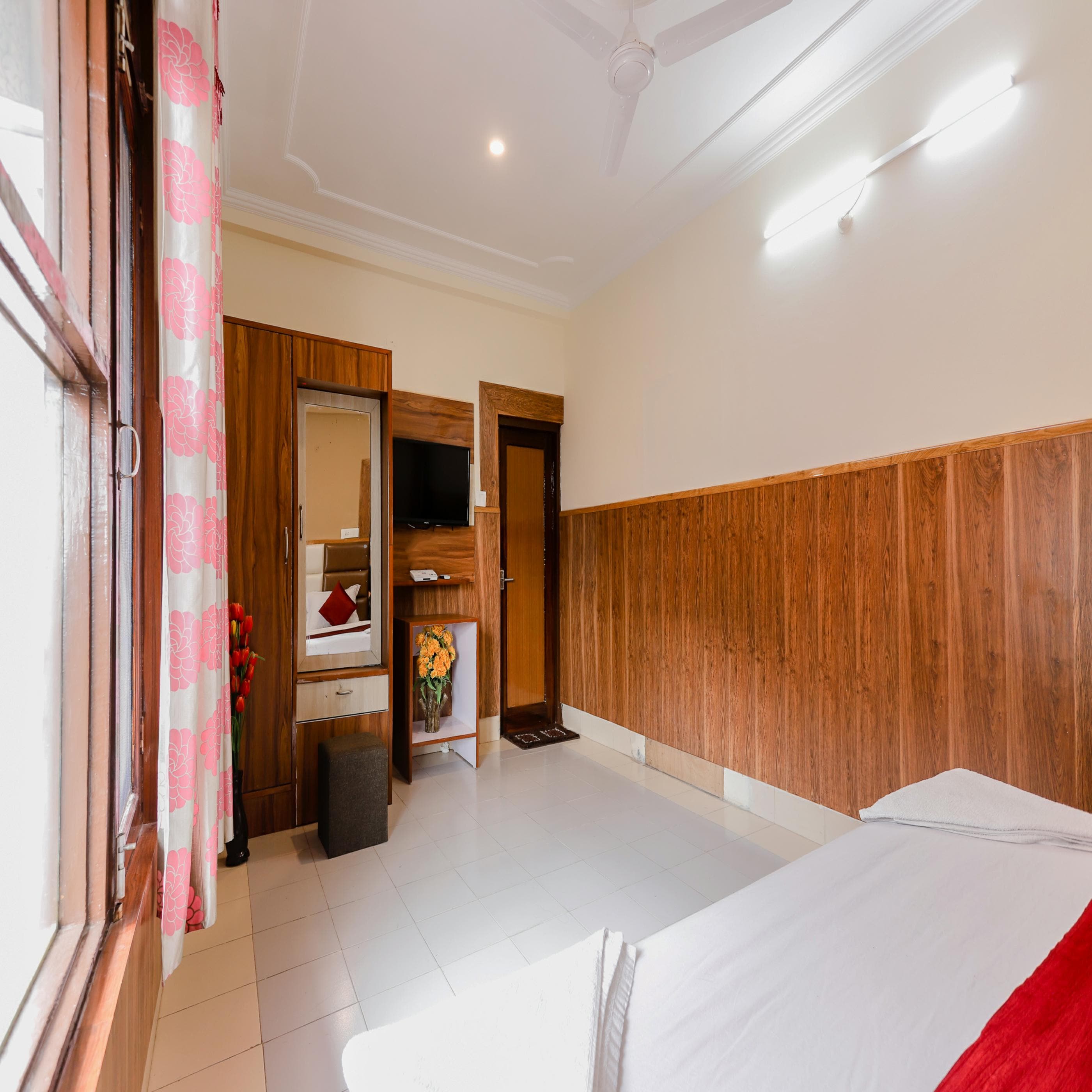Hotel Varuni Mcleodganj - Tap to explore photos