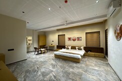 THE WESTERN INTERNATIONAL ( HOTEL GOLDEN PALACE )