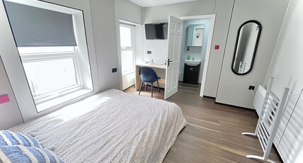OYO Welsh Holiday Accommodation - Modern Stay Room Type - Compact Double Room
