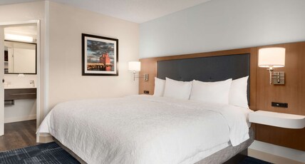 Hampton Inn by Hilton Wausau Room Type - 1 KING BED NONSMOKING