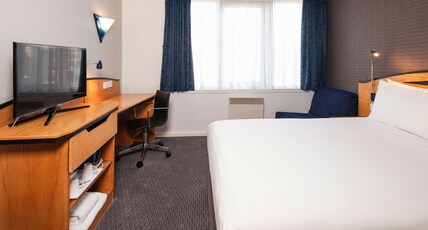 Holiday Inn Express BRISTOL CITY CENTRE Room Type - 1 Double Standard Single Sofa Bed Free Hot Breakfast