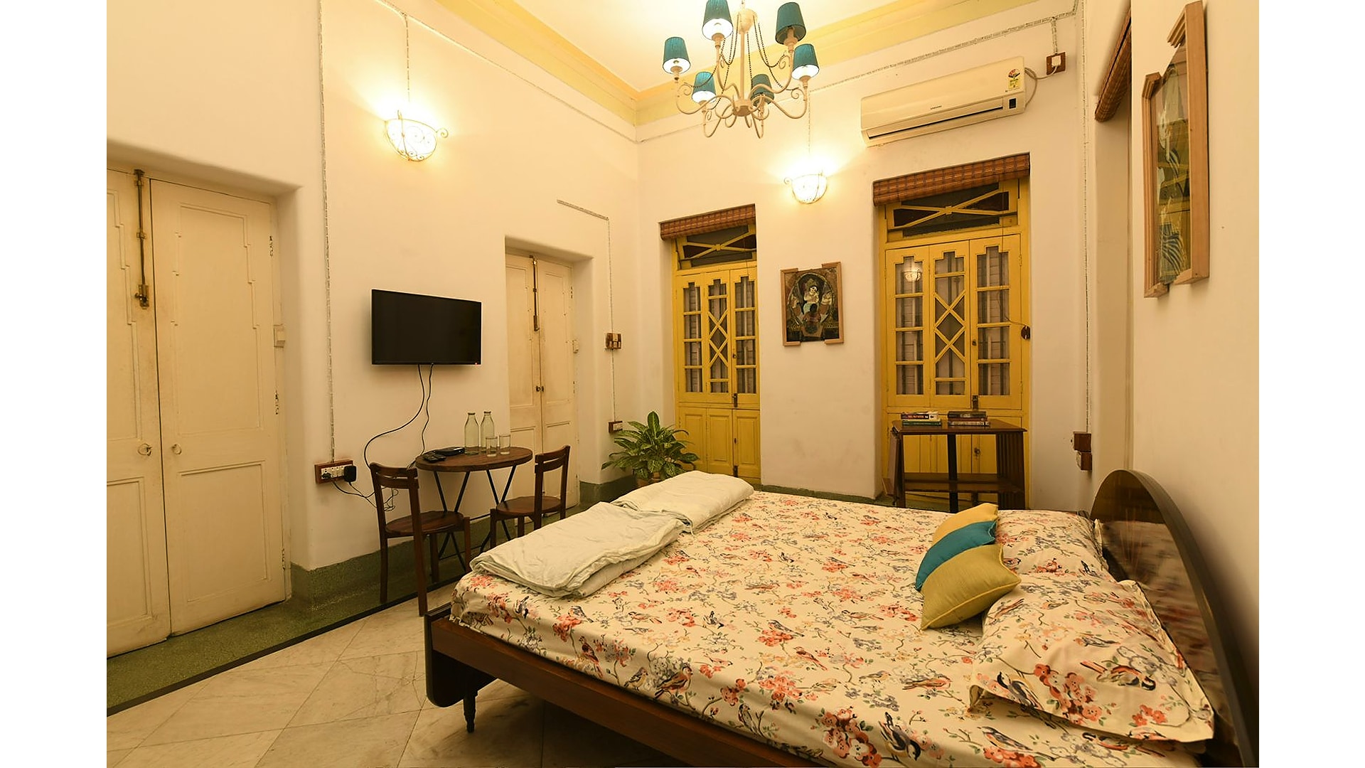 Spacious 2 Bedroom Art-Deco Apartment in Gariahat - Tap to explore photos
