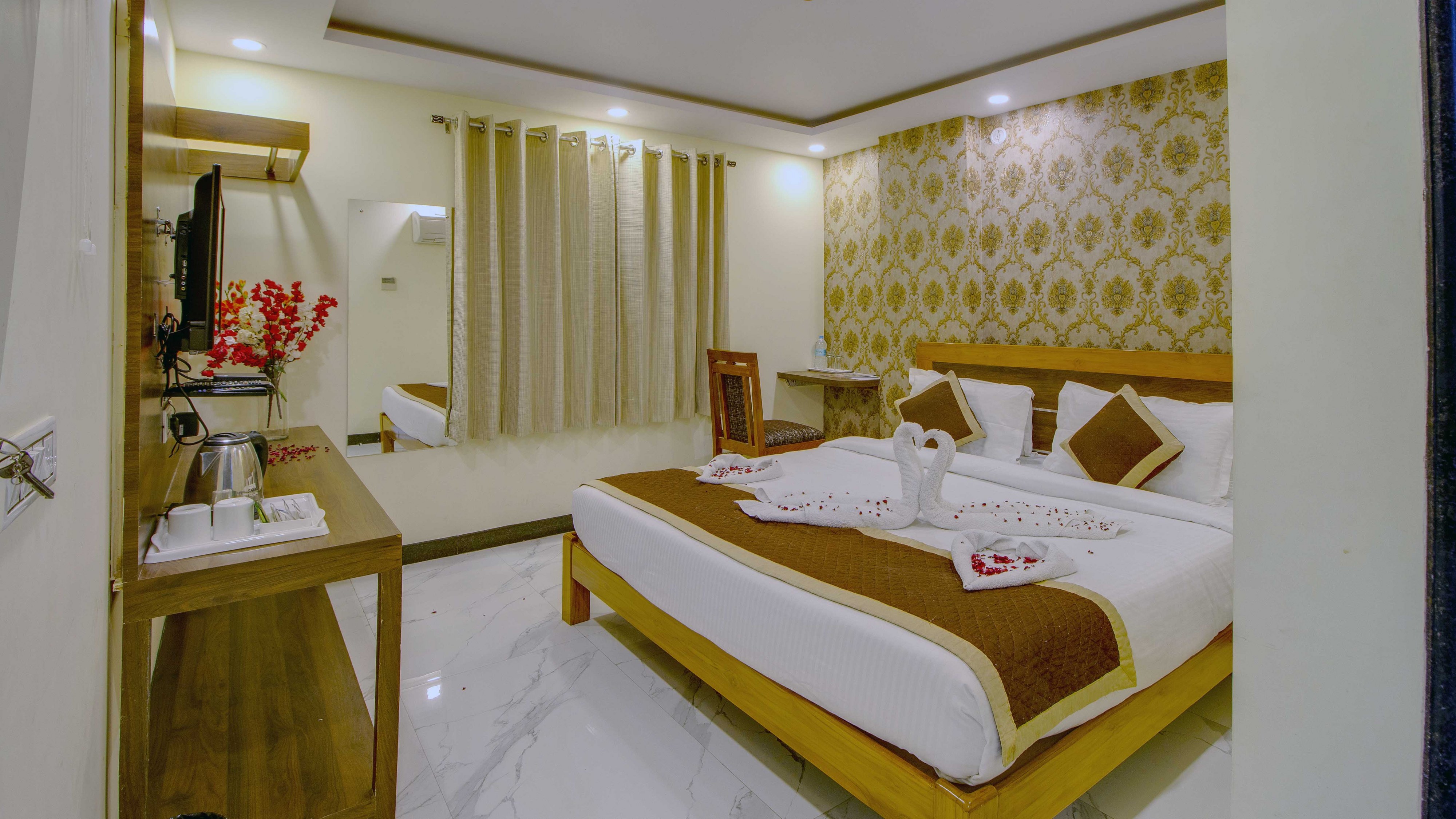 Jasoda Heritage Hotel Near Hawa Mahal - Tap to explore photos