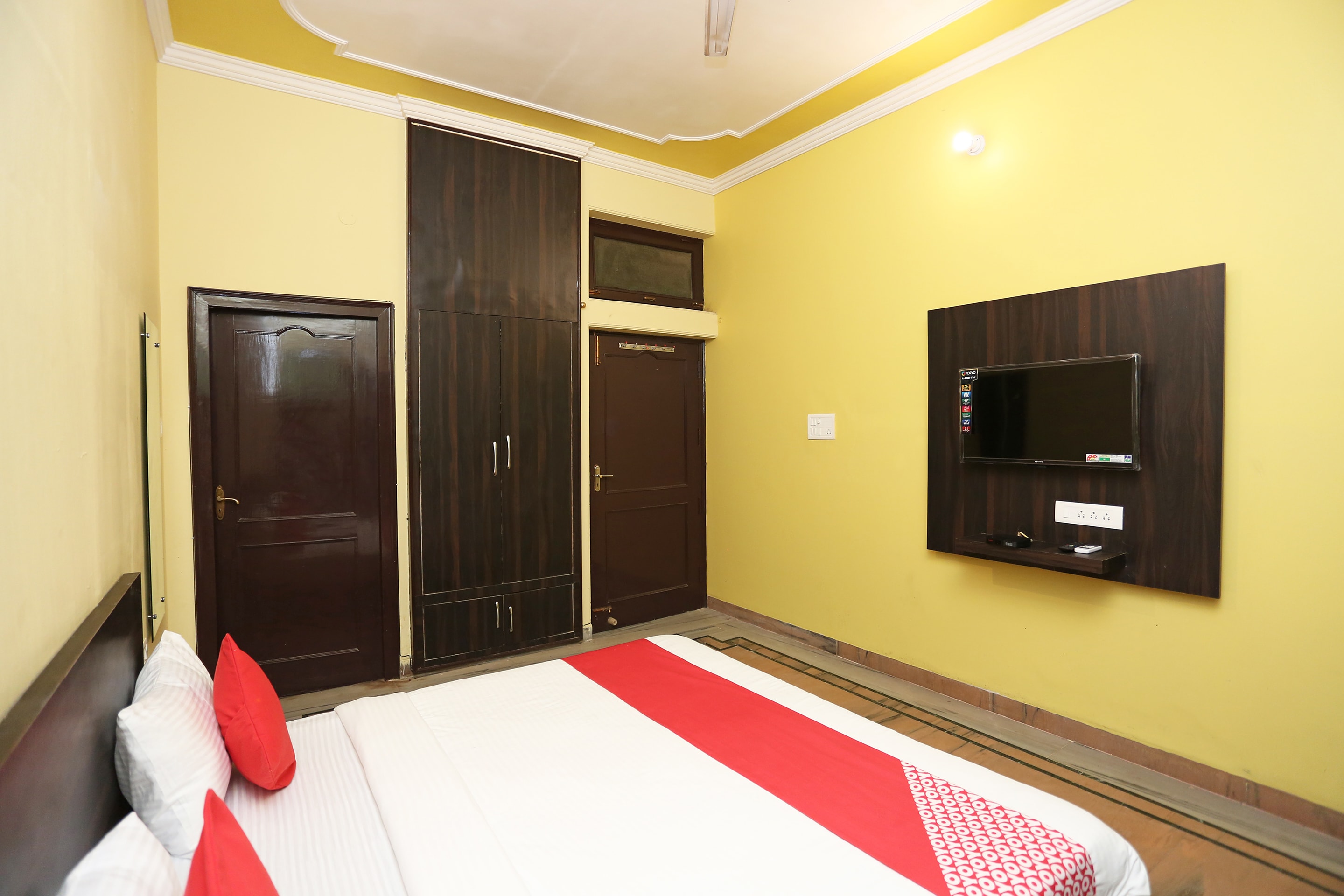 Hotel O Greenview Near Munshi Pulia Metro Station - Tap to explore photos