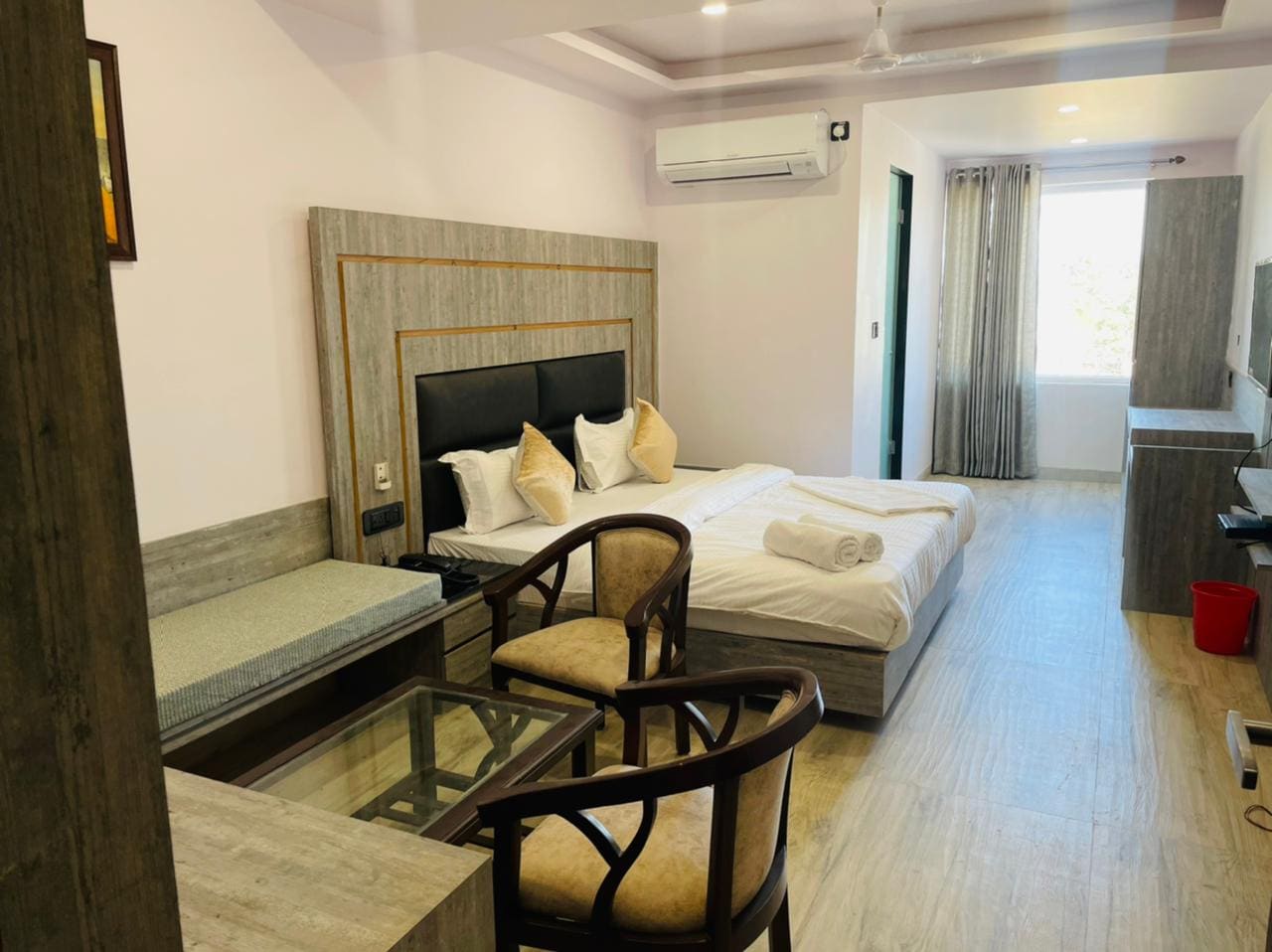 Hotel Vijay Shree - Tap to explore photos