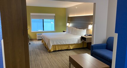 Holiday Inn Express Hotel & Suites Weston Room Type - 1 King Bed Suite Sofa Bed