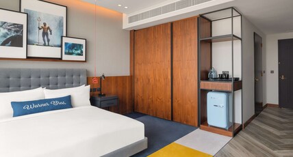 The WB Abu Dhabi, Curio Collection by Hilton - Free Theme Park Tickets Room Type - KING ACCESSIBLE ARTIST RM