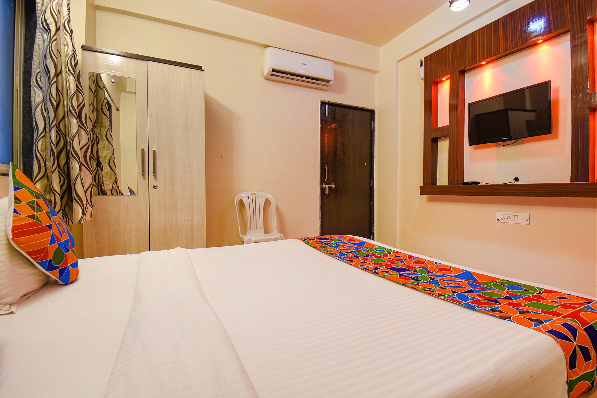 FabHotel 4 Star Executive - Nr. World Trade Centre - Tap to explore photos