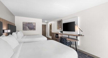 Best Western Acadia Hotel Room Type - Accessible - 2 Double, Mobility Accessible, Bathtub, Microwave And Mini-Refrigerator, Wi-Fi, Non-Smo