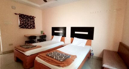 VRP Guest House Room Type - deluxe double bed room