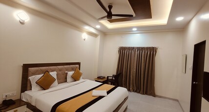 Hotel Grand Lushwood Room Type - Deluxe Room Non AC with King Bed Hotel Grand Lushwood Room Type - Deluxe Room Non AC with King Bed