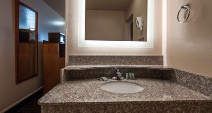 Best Western Paradise Inn Room Type - 2 Queen Beds, Mobility Accessible, Bathtub, Non-Smoking, Full Breakfast Best Western Paradise Inn Room Type - 2 Queen Beds, Mobility Accessible, Bathtub, Non-Smoking, Full Breakfast