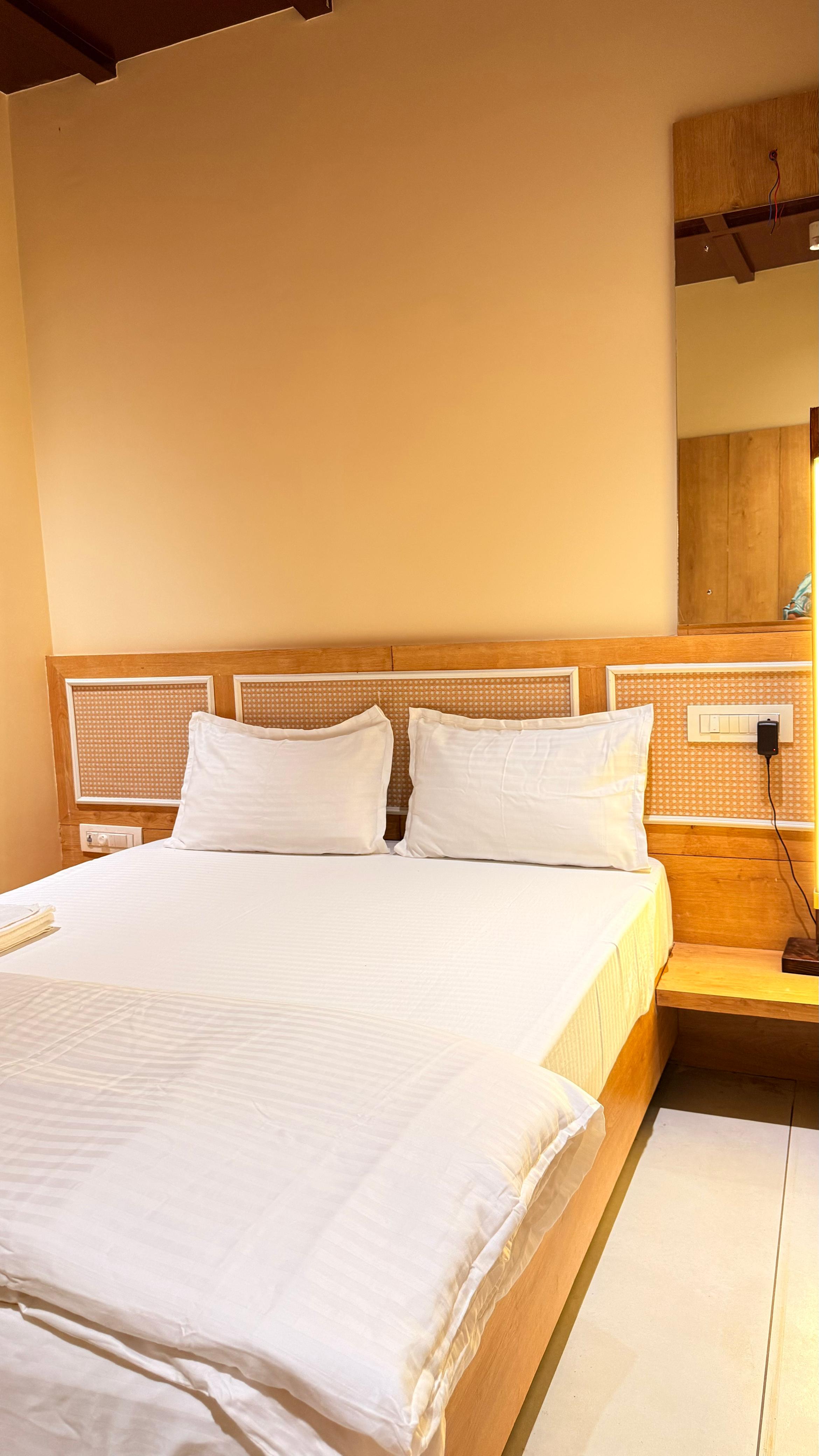 Hotel Neelkanth Inn - Tap to explore photos