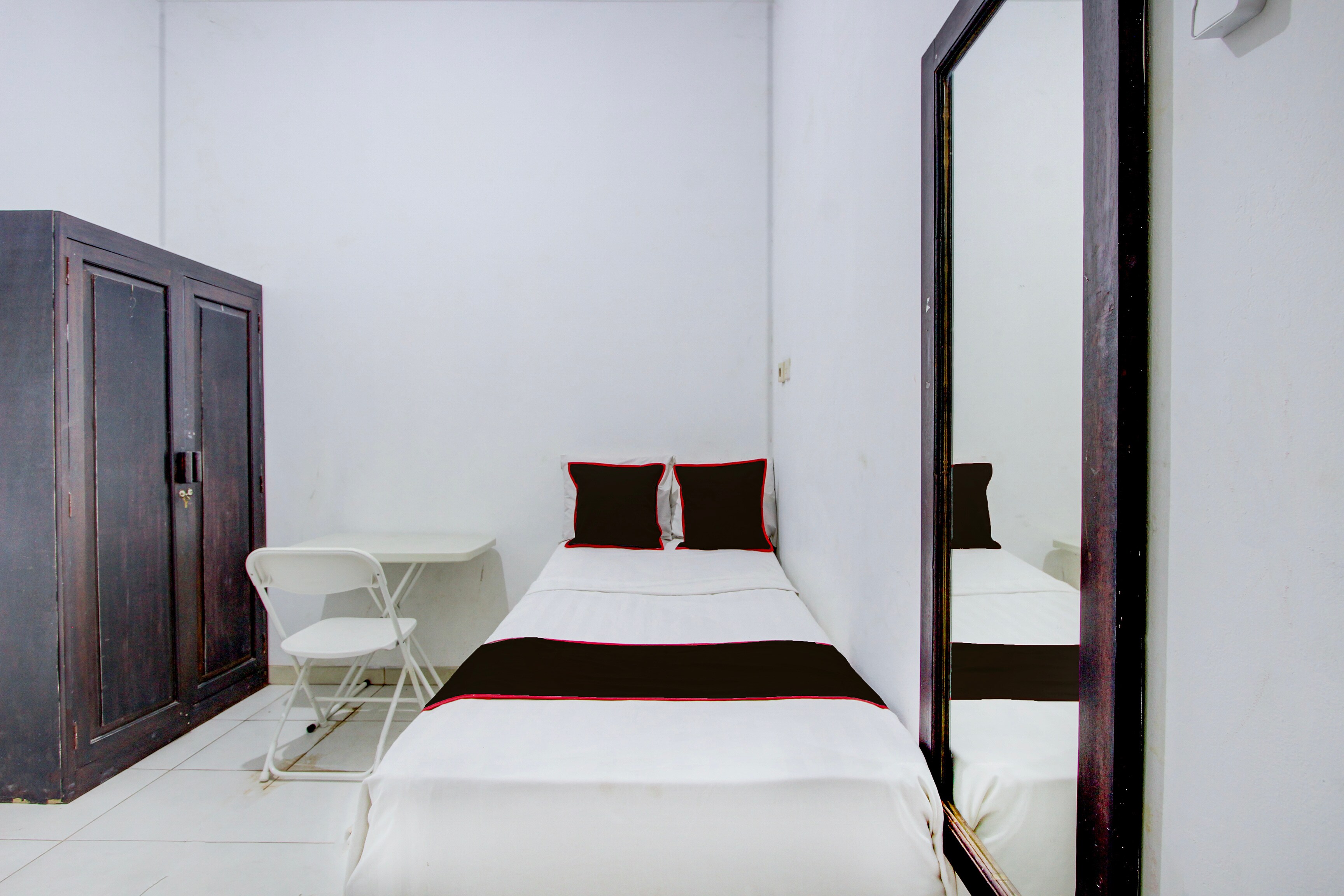 Hotel O Guest House Sakinah - Tap to explore photos