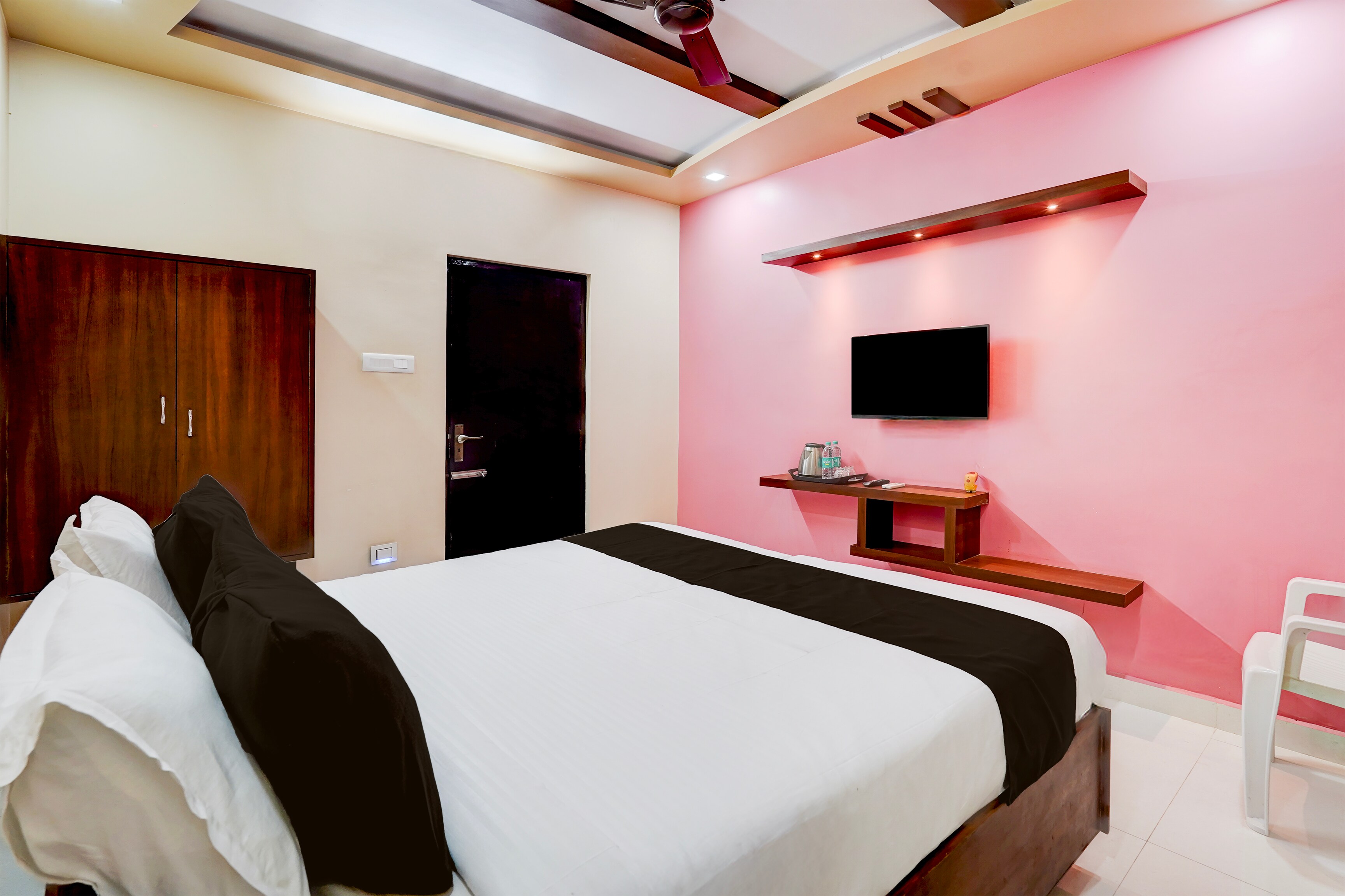 Super OYO Hotel O GT Road Nellore - Tap to explore photos