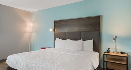 Tru by Hilton Greensboro Room Type - 1 KING ACCESSIBLE TUB
