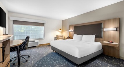 Best Western Acadia Hotel Room Type - Accessible - 1 King, Mobility Accessible, Bathtub, Microwave And Mini-Refrigerator, Wi-Fi, Non-Smoki