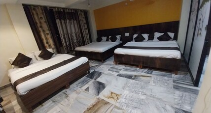 Hotel Sachidanand Room Type - Deluxe Family Suit 6 Bed AC