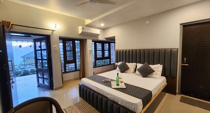 Pine Valley Resort | Rooms & Restaurant Room Type - Premium Room with Valley View