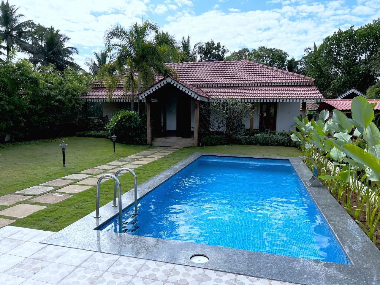 Villa De Royale | Pool & Rooms with Wi-Fi - Tap to explore photos