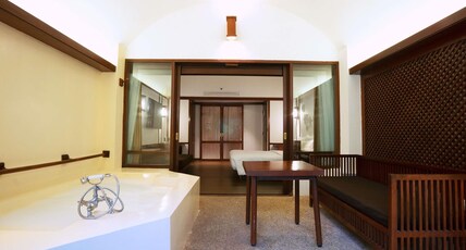 NOVOTEL BOGOR GOLF RESORT Room Type - Deluxe room 1 king bed with bathtub