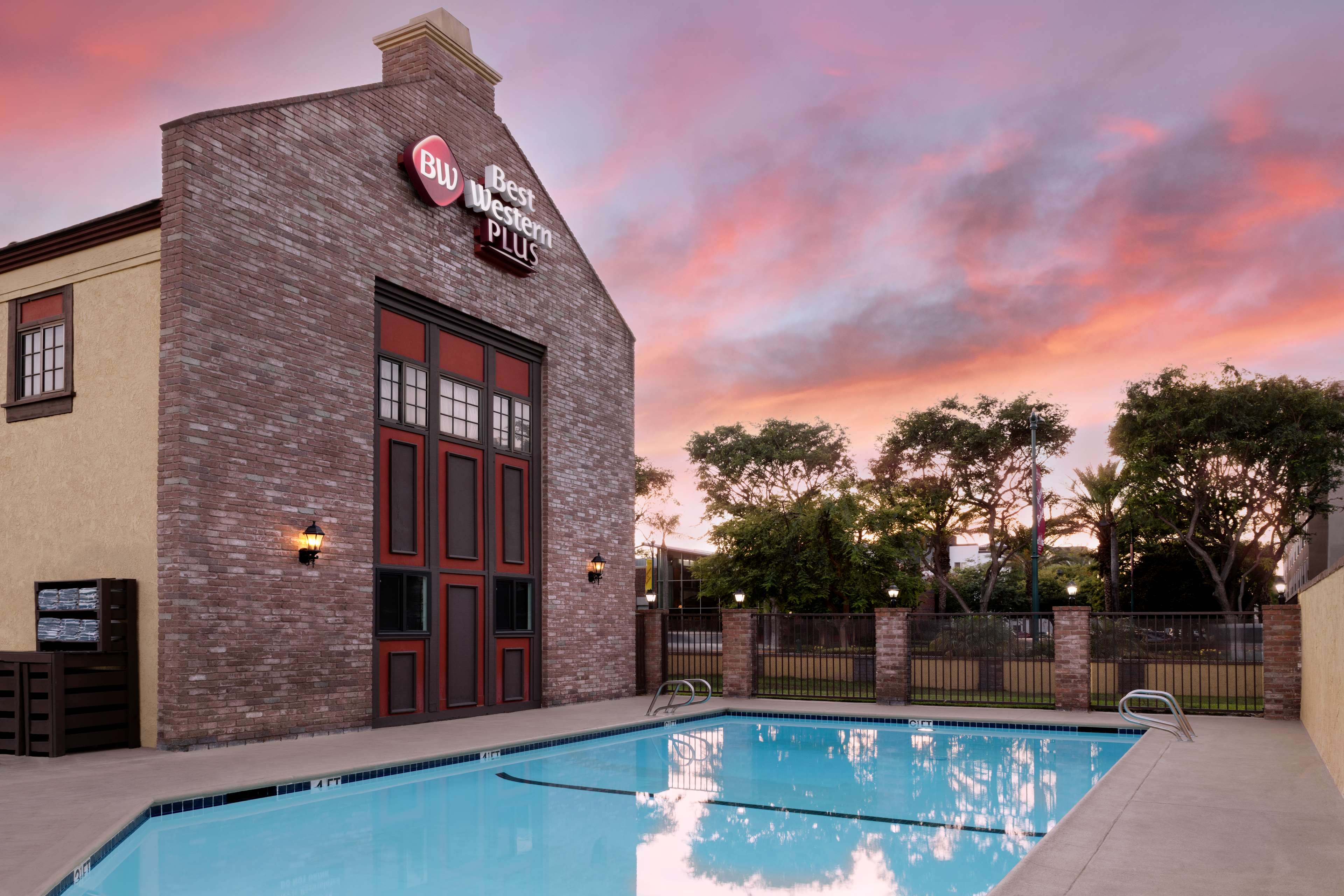 Best Western Plus Raffles Inn & Suites - Tap to explore photos