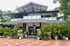 Vintage Farm House and Treehouse