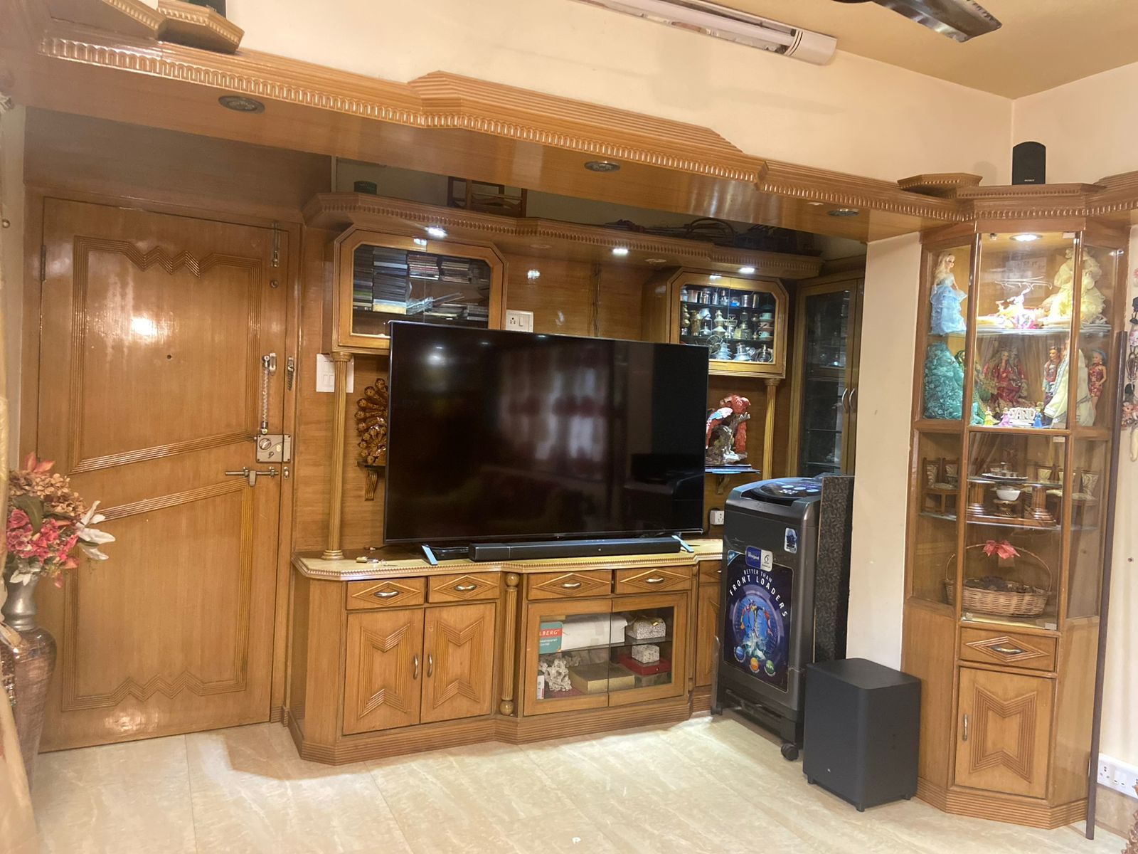 House Boat - Master Bedroom Shikara - Tap to explore photos