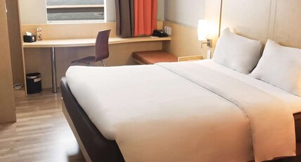 IBIS PADANG Room Type - Deluxe King Ocean View