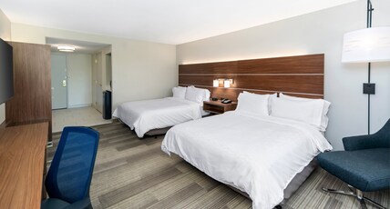 Holiday Inn Express Hotel & Suites Dinuba West Room Type - 2 Queen Standard Communication Mobility Accessible Tub