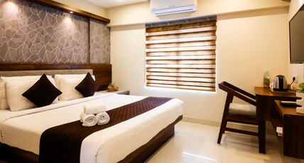 Crystals Cove Room Type - Deluxe AC With King Bed