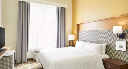 Holiday Inn & Suites MADISON WEST Room Type - 1 King Standard