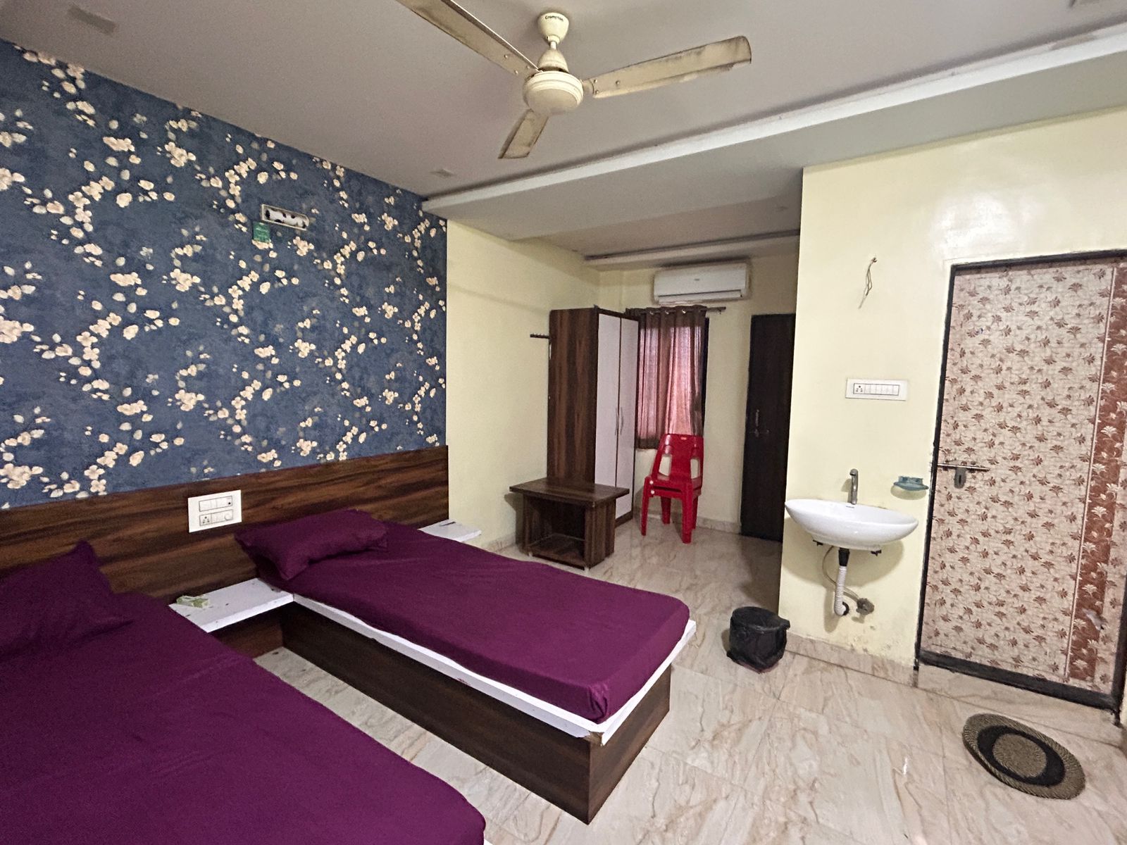 Hotel Ekta Executive - Tap to explore photos