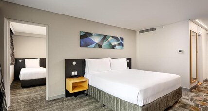 Holiday Inn PERTH CITY CENTRE Room Type - 1 King Bed Standard Separate Bath Holiday Inn PERTH CITY CENTRE Room Type - 1 King Bed Standard Separate Bath