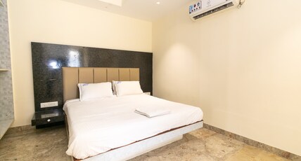 DPS Crown Hotel Room Type - Deluxe Double