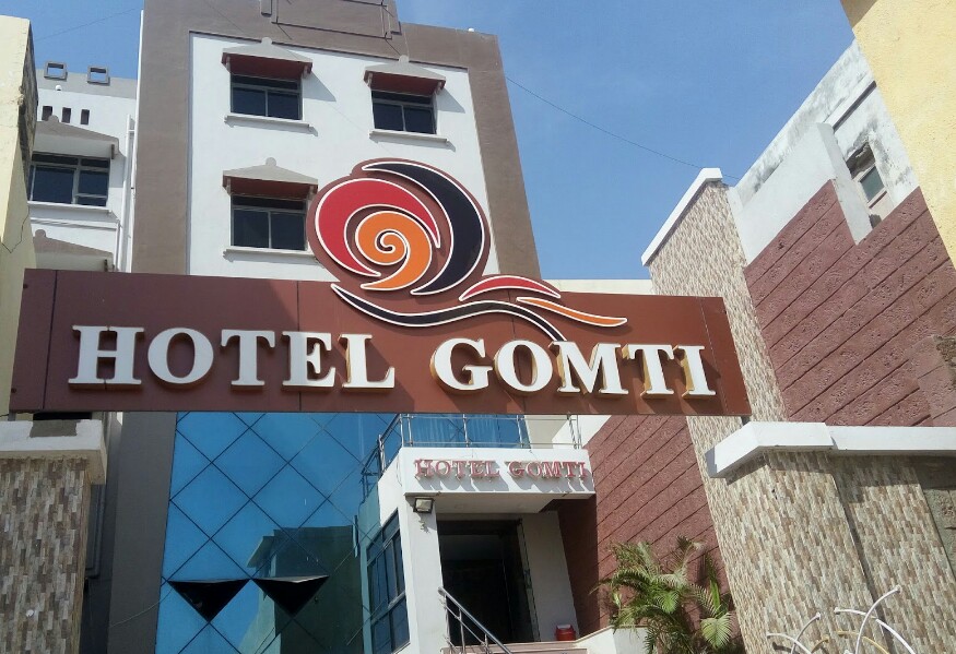 Hotel Gomti - Tap to explore photos