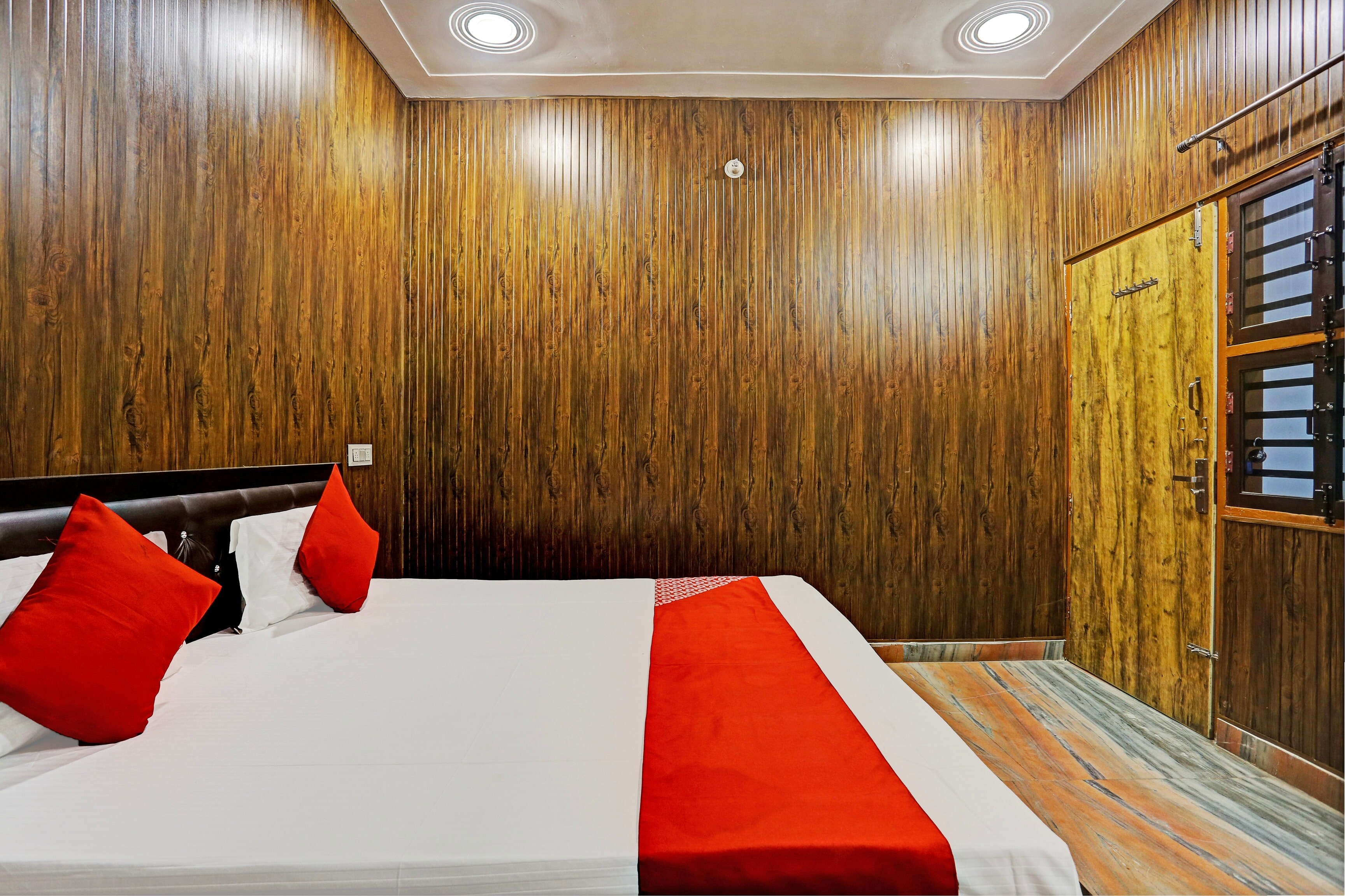 Hotel O Parvesh - Tap to explore photos