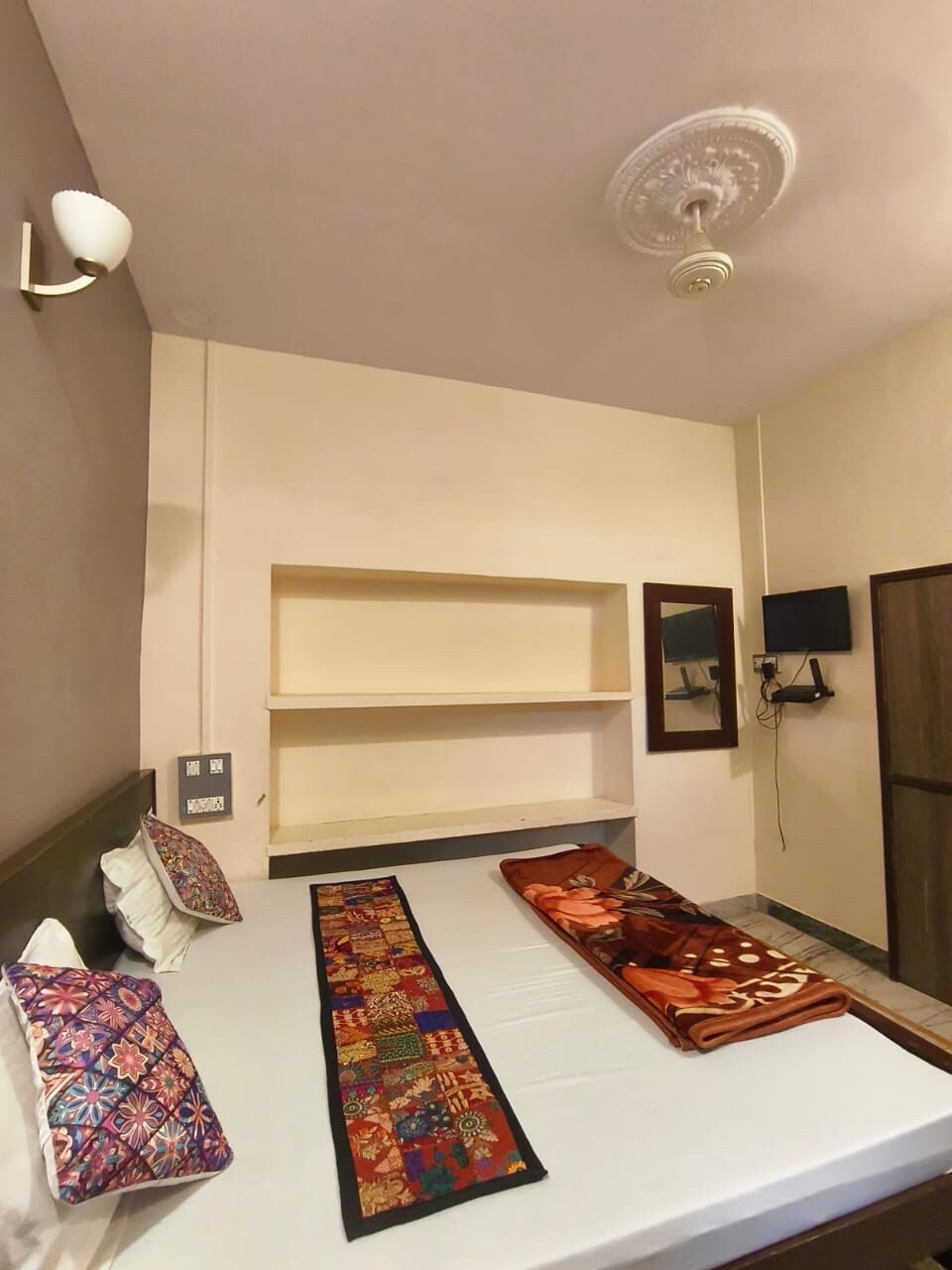 Berozgar Hotel - Tap to explore photos