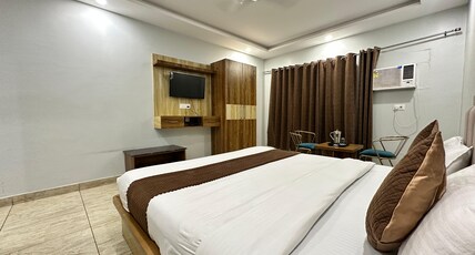 Hotel Gouri Shanker Room Type - Deluxe Room with Hill View King Bed