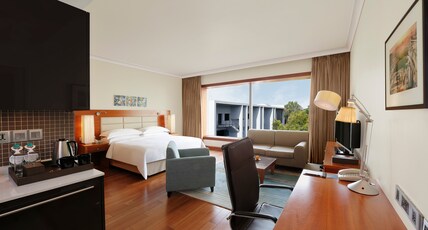Hilton Bangalore Embassy GolfLinks Room Type - Premium Room With Kitchenette and Bathtub Hilton Bangalore Embassy GolfLinks Room Type - Premium Room With Kitchenette and Bathtub