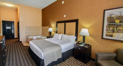 Holiday Inn ARLINGTON NE-RANGERS BALLPARK Room Type - 1 King Bed Standard Jetted Tub