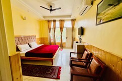 PC KUNJ HOMESTAY & RESTAURANT