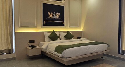 THE CROWN HOTEL & RESTRAUNT Room Type - Luxury Room