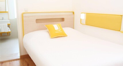 Bloomrooms @ New Delhi Railway Station Room Type - Value Queen