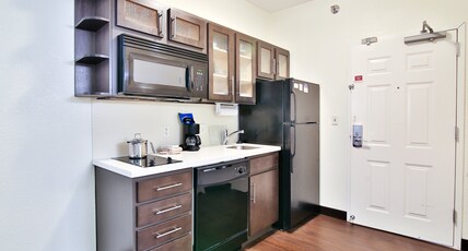Candlewood Suites BISMARCK, an IHG hotel Room Type - 2 Qn Studio Suite Comm Access Roll Shwr